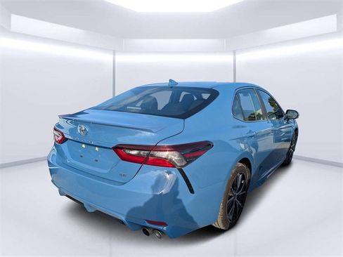 Used 2024 Toyota Camry SE image 2