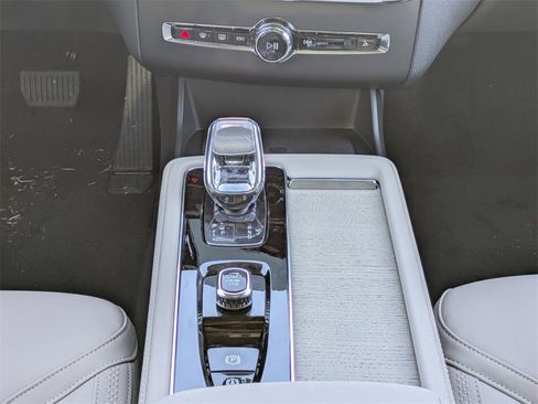 New 2025 Volvo XC90 B6 Core w/ Climate Package image 20