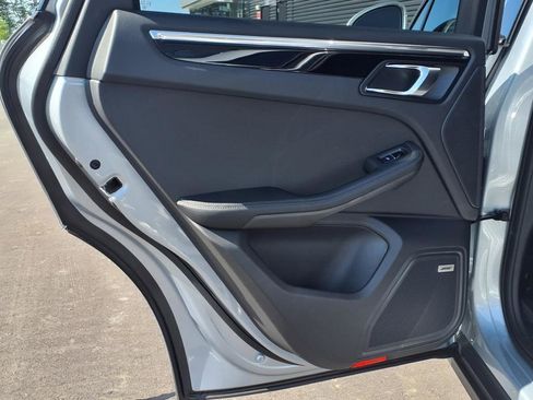 Certified 2025 Porsche Macan Base image 23