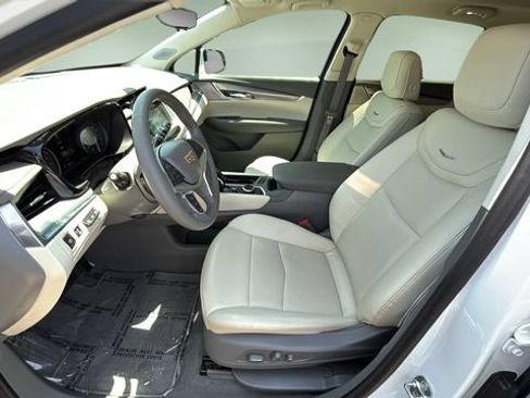 Used 2025 Cadillac XT5 Premium Luxury w/ Technology Package FWD image 18