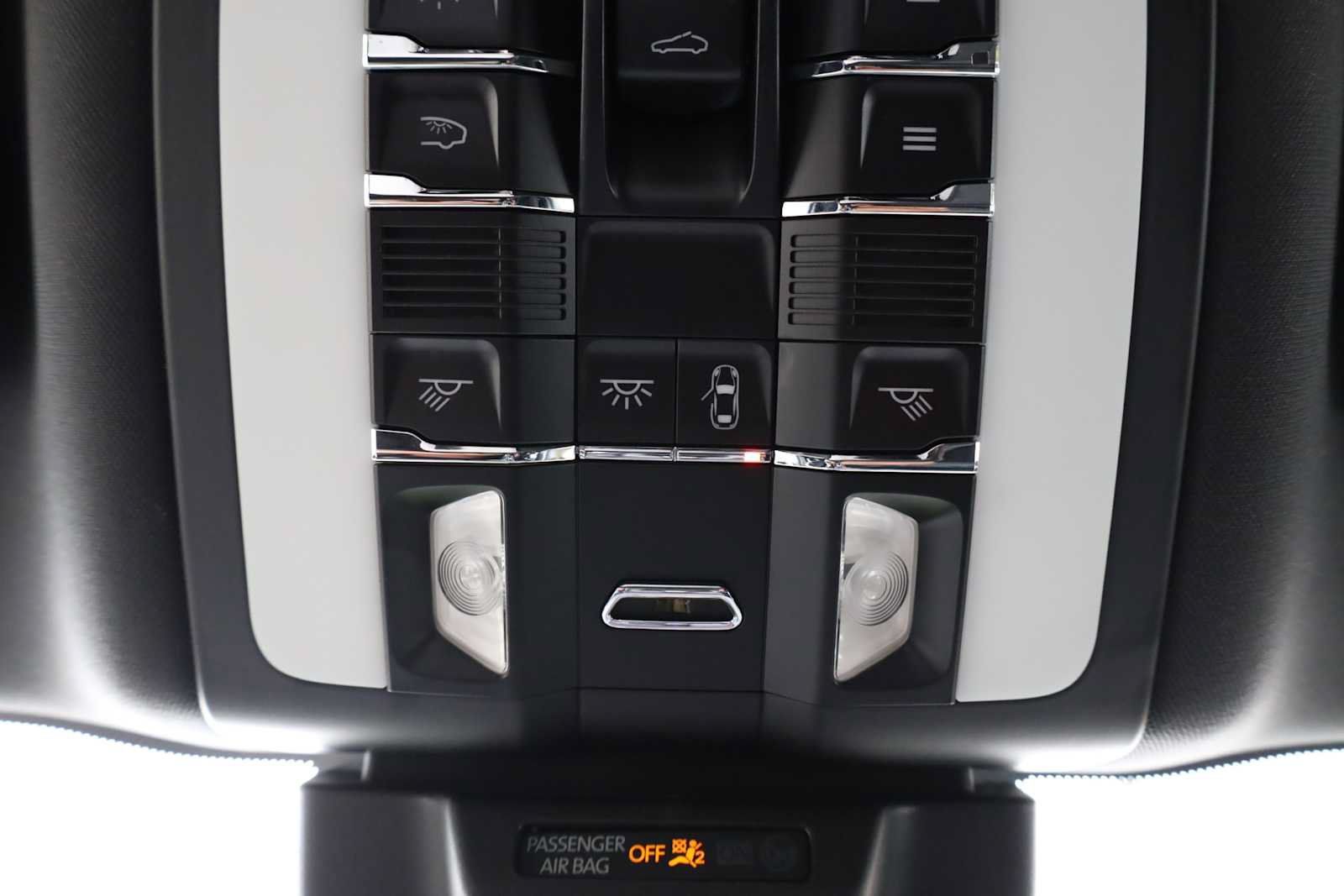 Used 2021 Porsche Macan AWD/4WD image 32
