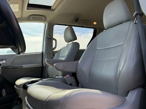 Used 2020 Toyota Sienna XLE w/ XLE Navigation Package image 12