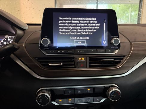 Used 2025 Nissan Altima 2.5 SV FWD image 14