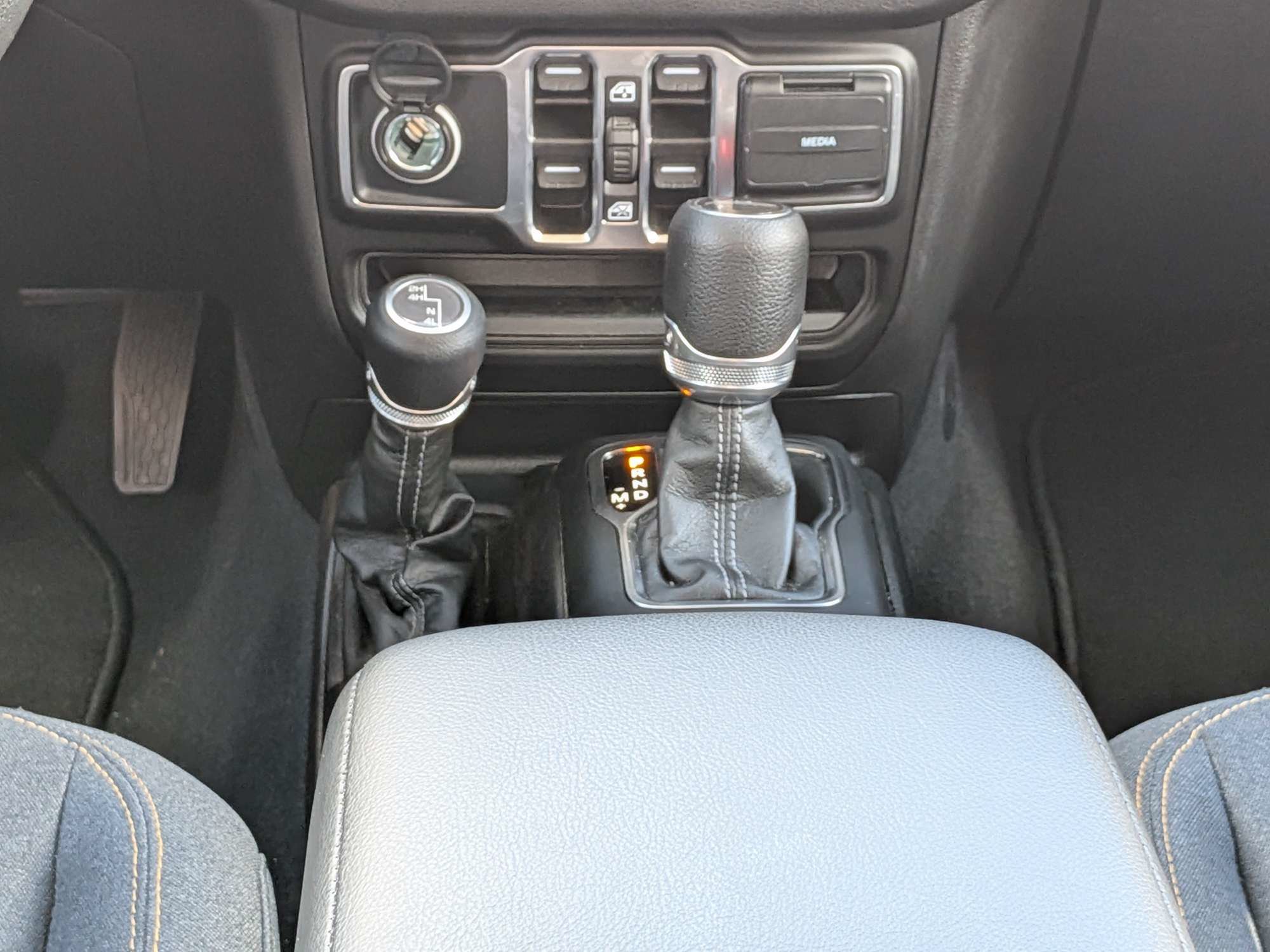 Used 2025 Jeep Gladiator Sport AWD/4WD image 19