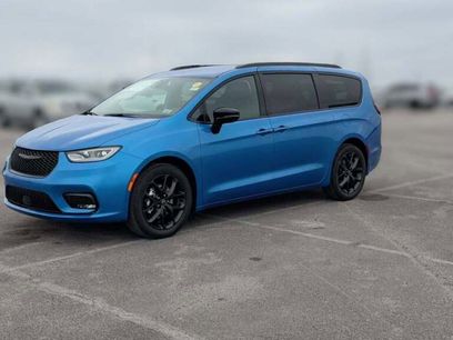 New 2026 Chrysler Pacifica Select