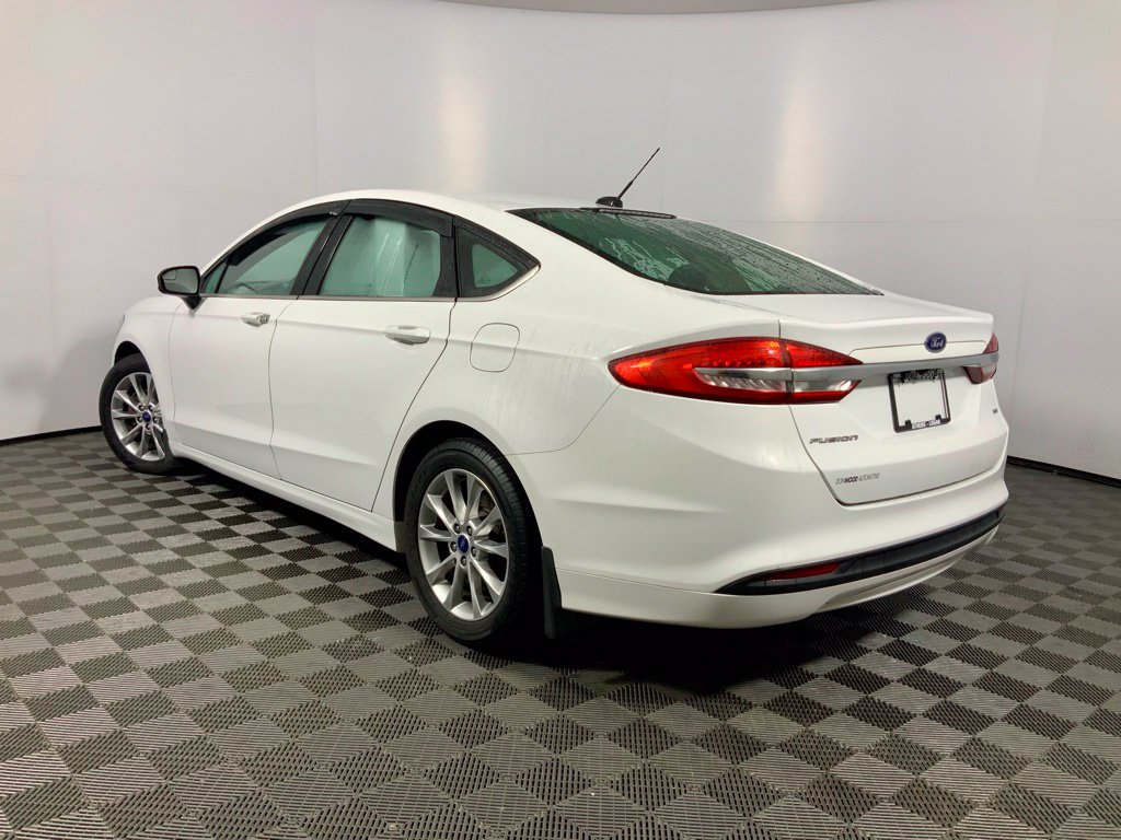 Used 2017 Ford Fusion SE FWD image 8