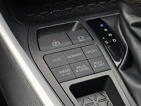 Used 2021 Toyota RAV4 XLE AWD/4WD image 24