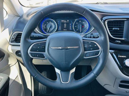 Used 2023 Chrysler Voyager LX image 13