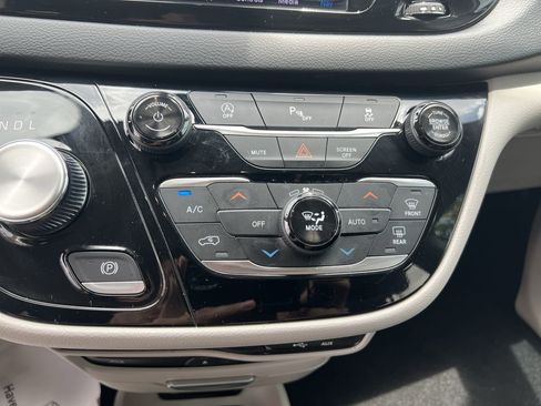 Used 2019 Chrysler Pacifica Touring-L Plus FWD image 29