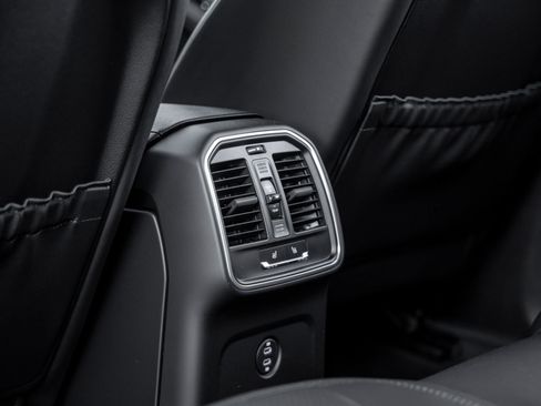 Certified 2026 Porsche Macan image 29