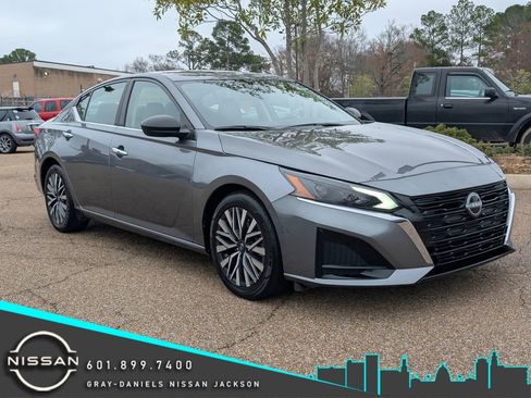 Used 2024 Nissan Altima 2.5 SV image 1