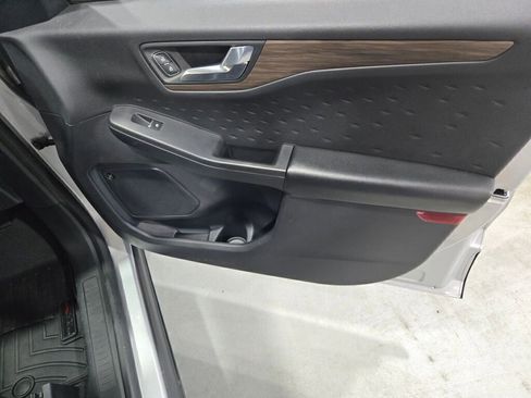 Used 2020 Ford Escape Titanium image 9