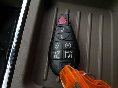 Used 2015 Chrysler Town & Country Touring-L w/ Driver Convenience Group FWD image 30