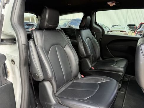 Used 2024 Chrysler Pacifica Limited FWD image 30