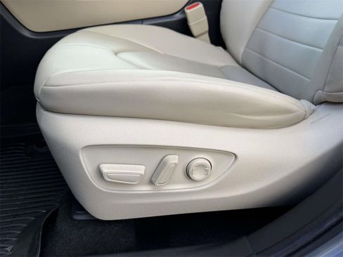 Used 2023 Toyota Highlander XLE image 19