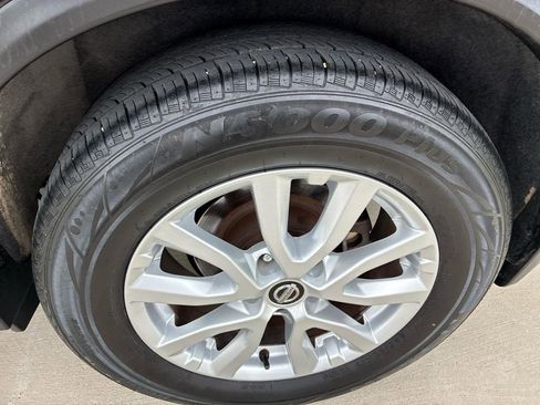 Used 2018 Nissan Rogue SV w/ Premium Package FWD image 15