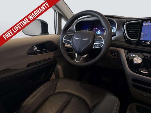Used 2024 Chrysler Pacifica Limited FWD image 27