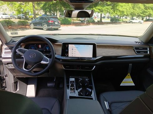 New 2025 Volkswagen Atlas SE image 12