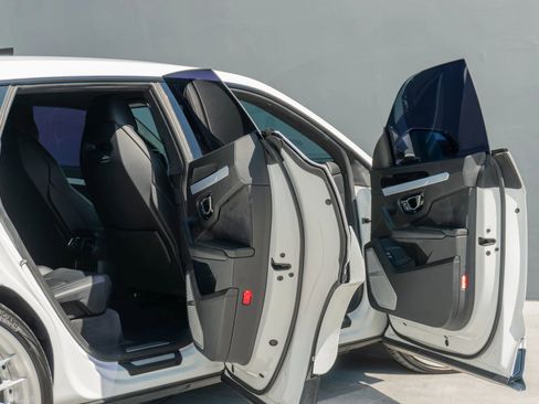 Used 2019 Lamborghini Urus Sport Utility 4D image 16