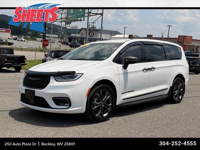 Used 2023 Chrysler Pacifica Touring-L w/ Road Tripper Package