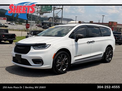Used 2023 Chrysler Pacifica Touring-L w/ Road Tripper Package AWD/4WD image 1