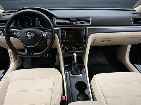 Used 2018 Volkswagen Passat 2.0T image 10