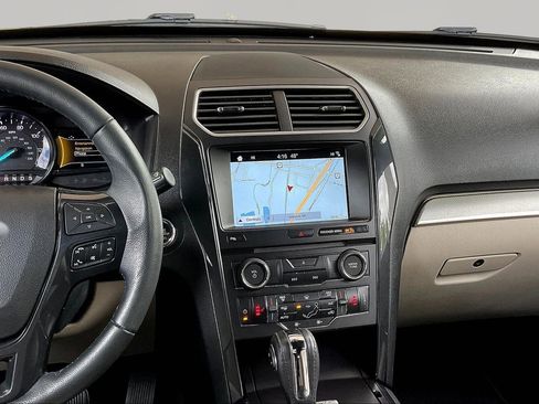 Used 2018 Ford Explorer XLT AWD/4WD image 9