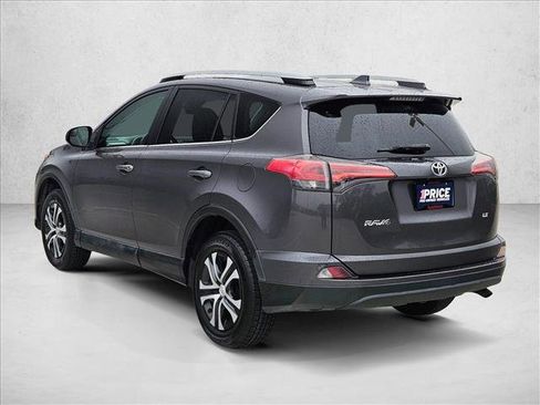 Used 2018 Toyota RAV4 LE FWD image 5