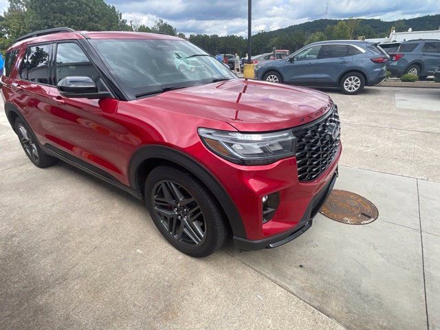 Used 2025 Ford Explorer ST AWD/4WD image 3