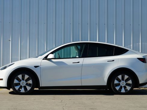 Used 2021 Tesla Model Y Long Range image 9