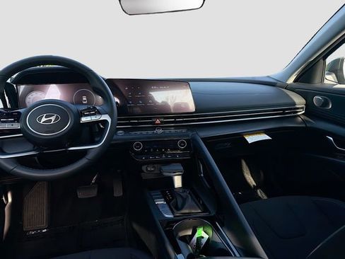 Certified 2025 Hyundai Elantra SEL image 22