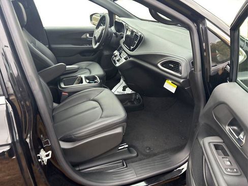 New 2026 Chrysler Pacifica Select image 19