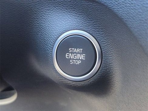 Used 2025 Volvo XC40 B5 Core image 24