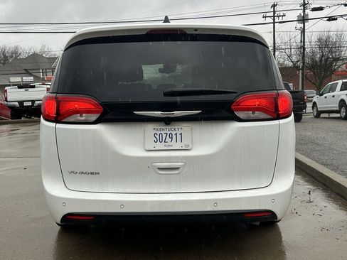 Used 2025 Chrysler Voyager LX image 7