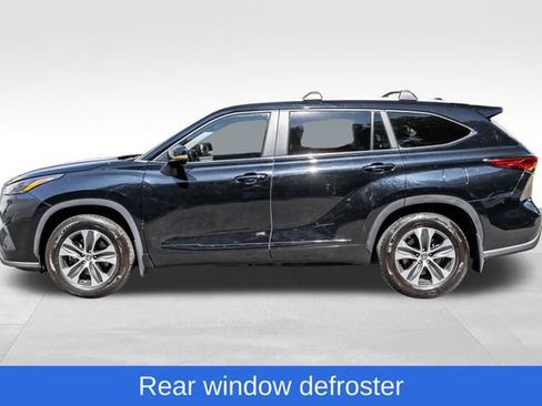 Used 2023 Toyota Highlander XLE AWD/4WD image 12