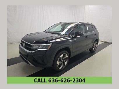 Used 2024 Volkswagen Taos SE w/ Panoramic Sunroof Package