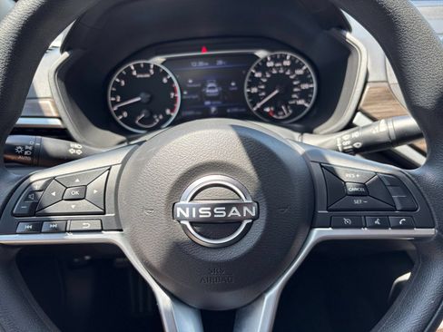 Used 2025 Nissan Altima 2.5 SV FWD image 27