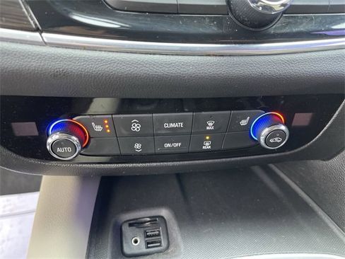 Used 2021 Buick Enclave Essence image 18