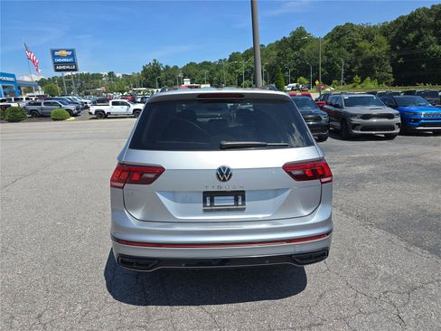 Used 2022 Volkswagen Tiguan SE R-Line FWD image 4