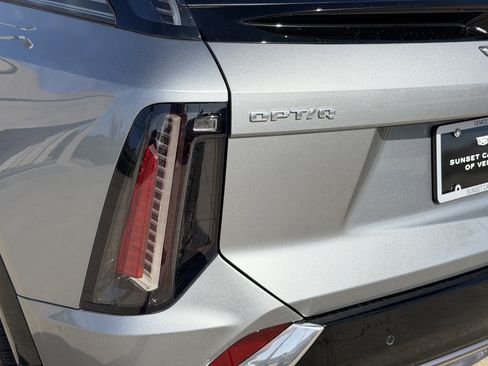 New 2026 Cadillac Optiq Luxury 2 image 9
