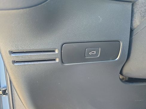 Used 2023 Volvo XC40 B4 Ultimate FWD image 26