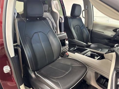 Used 2023 Chrysler Pacifica Limited image 14