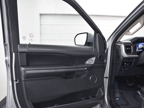 Used 2023 Ford Expedition XLT image 11