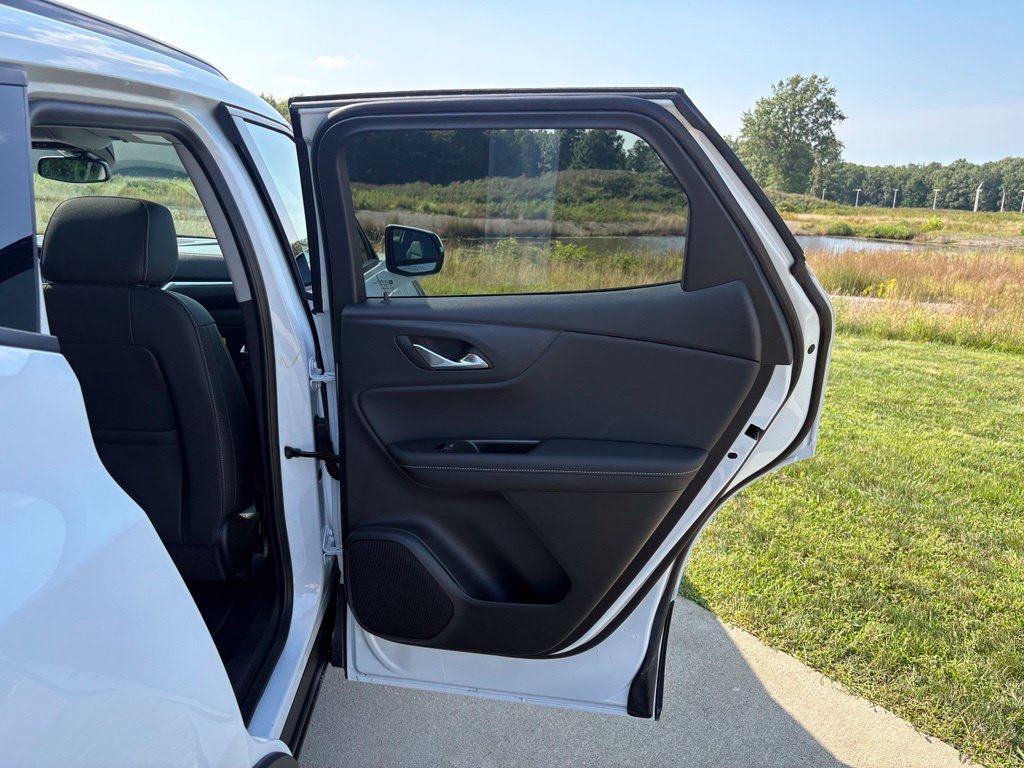 New 2026 Chevrolet Blazer LT w/ LPO, Arctic Package FWD image 32
