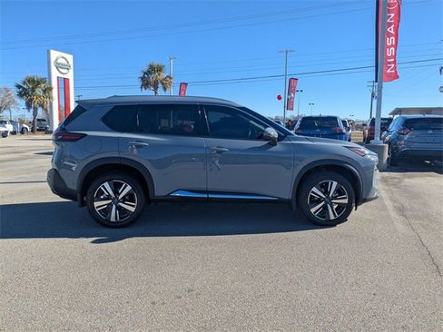 Used 2023 Nissan Rogue SL w/ SL Premium Package image 2