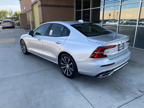 Used 2022 Volvo S60 B5 Momentum w/ Premium Package image 3