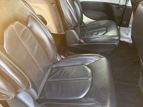 Used 2022 Chrysler Pacifica Touring-L image 36