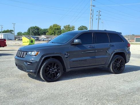 Used 2018 Jeep Grand Cherokee Altitude AWD/4WD image 16
