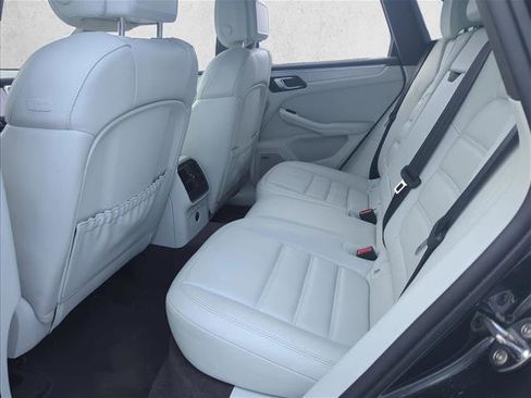 Used 2020 Porsche Macan Turbo image 23