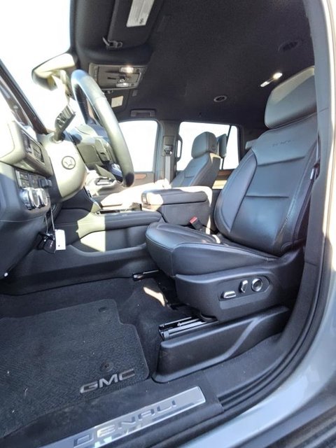 Used 2025 GMC Yukon Denali w/ Advanced Technology Package AWD/4WD image 5